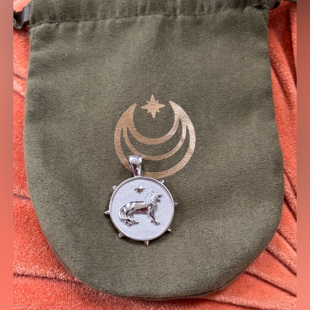 Jane Win COURAGE Small Pendant Coin in Silver